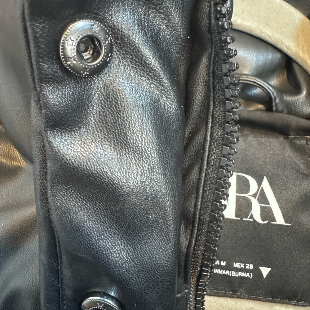 Zara Women’s Puffer Vest Size Medium - Picture 4 of 5